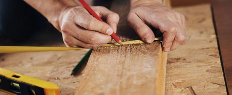 Maderas Recari S.A. persona midiendo madera